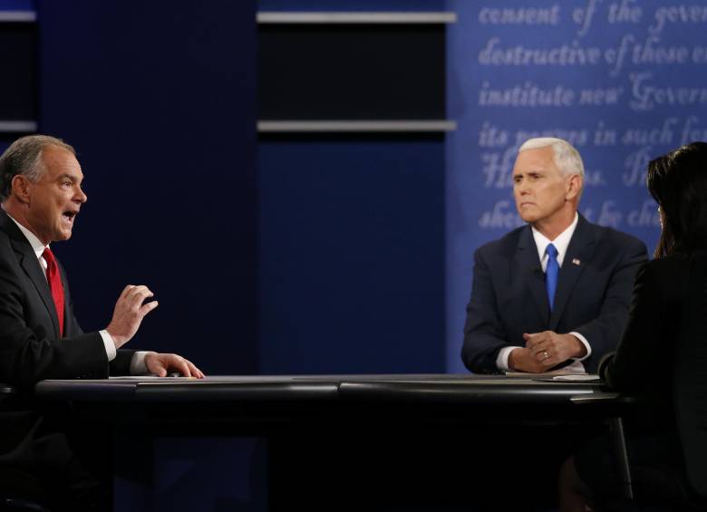 Mike Pence (der), republicano y la fórmula vicepresidencial de Donald Trump, se enfrentó anoche en un debate televisado a Tim Kaine (izq), la fórmula de la demócrata Hillary Clinton. FOTO ap