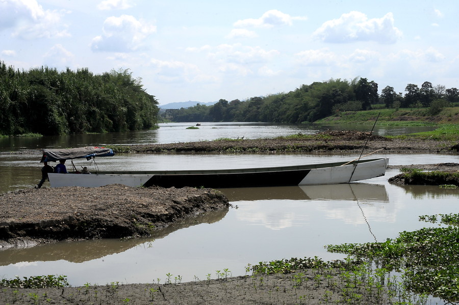 A la altura de la capital del Valle, el Cauca es alimentado por otros seis afluentes que hasta ahora han llenado su caudal de sedimentación y vertimientos industriales. FOTO: JORGE OROZCO - COLPRENSA