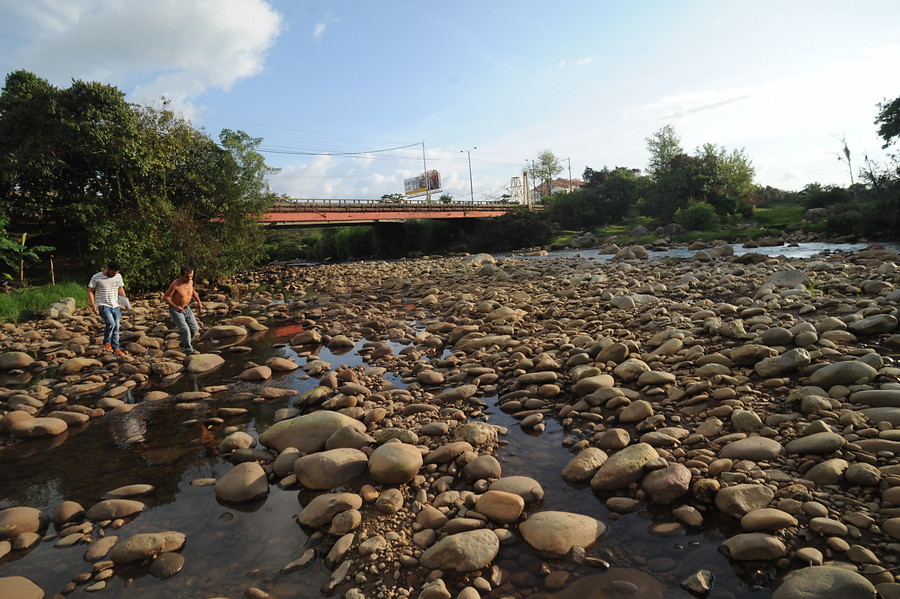 El río Cauca a su paso por la ciudad de Popayán capital del departamento del Cauca. Se evidencia que el Cauca por este sitio pierde caudal y en su lecho se ve el material. FOTO: JORGE OROZCO - COLPRENSA