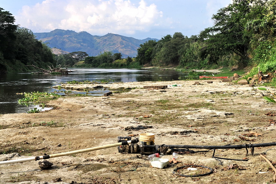 El pasado 30 de diciembre una lancha que buscaba dos personas ahogadas en el puente de Anacaro, Cartago, encalló cuatro veces debido a la sequía del río Cauca, hecho que retrasó la recuperación de cadáveres. FOTO: JORGE OROZCO - COLPRENSA