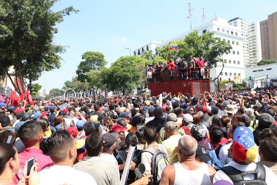 Fuera del Palacio de Miraflores una multitud manifiesta su respaldo al Gobierno de Maduro. FOTO: @jaarreaza