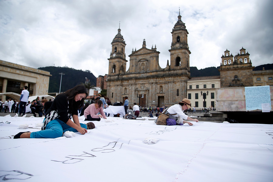 En dos días escribieron con ceniza 1900 nombres en 7000 metros de tela blanca. FOTO Colprensa