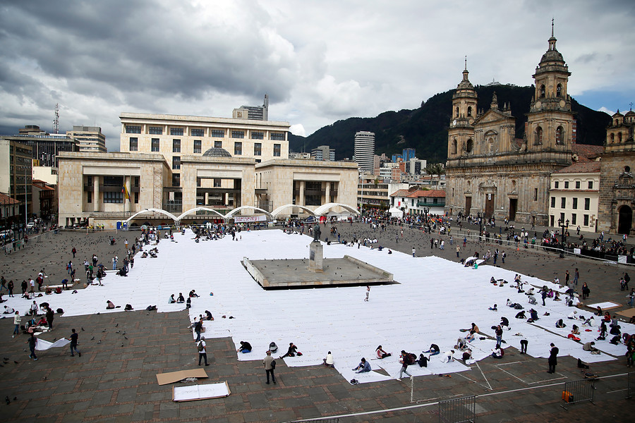 En las obras de Doris Salcedo se busca hacer reflexionar a través de la mirada, y hacer sentir al otro y saberse parte del problema. FOTO Colprensa