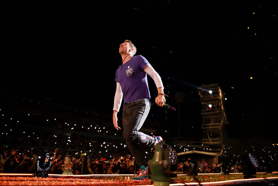 Chris Martin corrió por la pasarela gigante que tenía el escenario. FOTO Colprensa