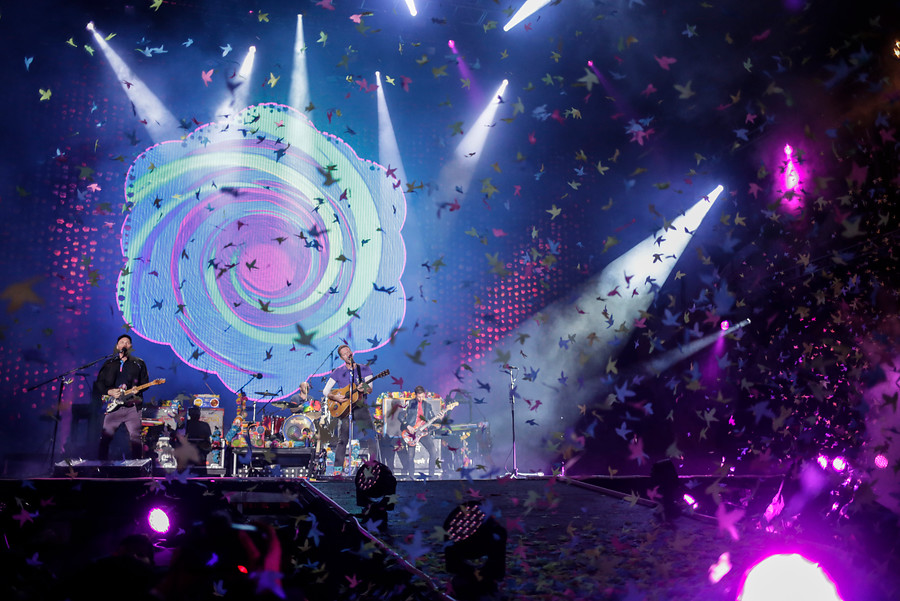 La buena iluminación y los papeles de colores siempre presentes en los conciertos de Coldplay. FOTO Colprensa