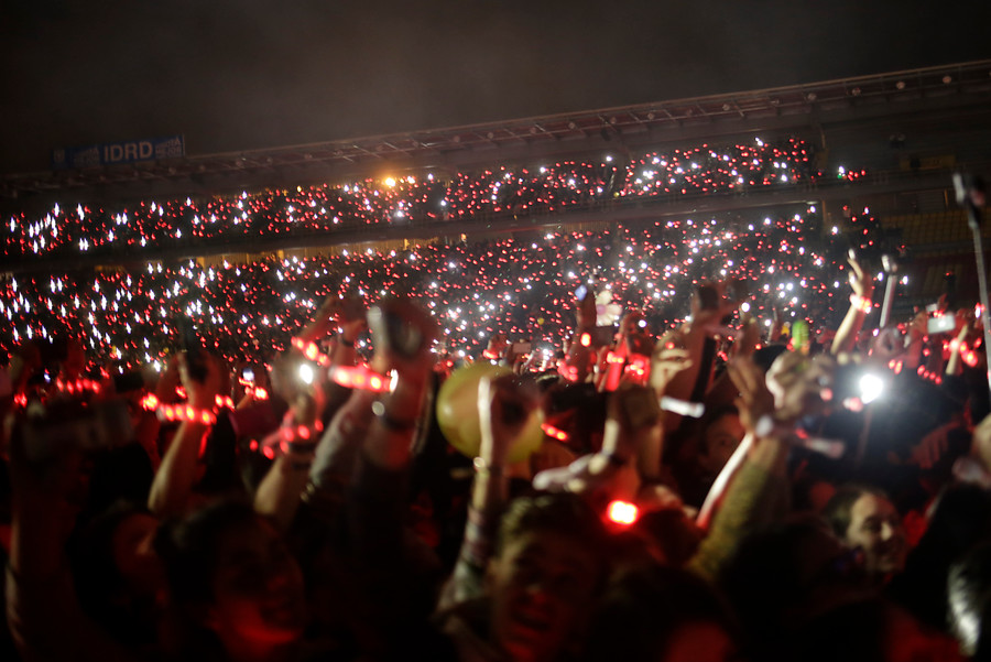 Las manillas luminosas llenaron de color El Estadio El Campín. FOTO Colprensa