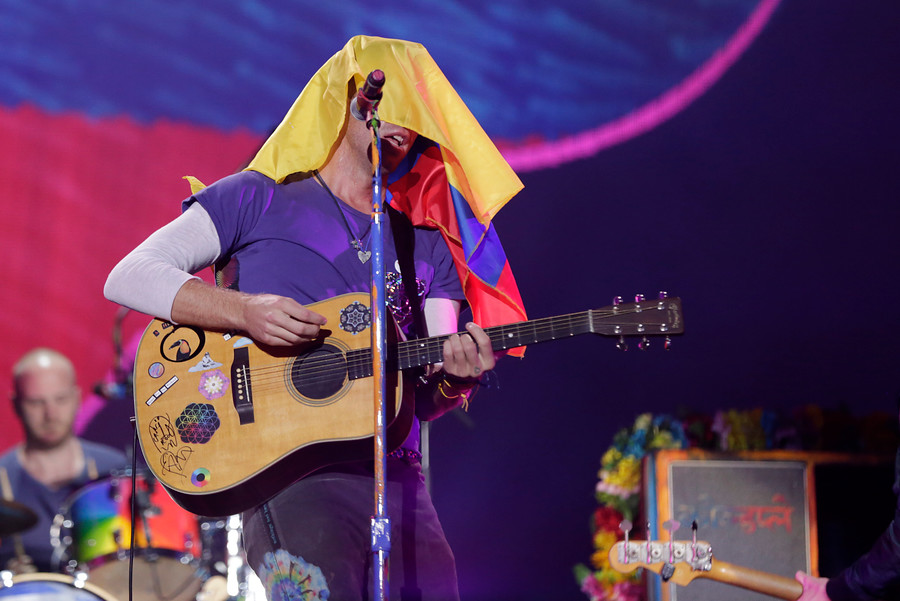 Chris Martin, de 39 años, derrochó energía en el escenario. FOTO Colprensa