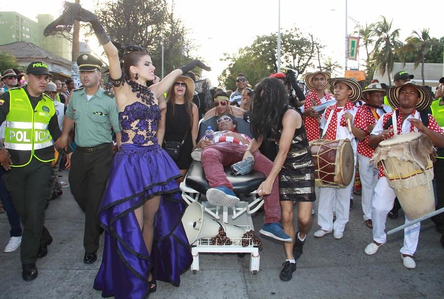 La soberana de las fiestas estaba de luto, lucía el vestido que le elaboró para la ocasión los estudiantes y profesores del Programa de Modas de la Universidad Autónoma del Caribe. FOTO COLPRENSA