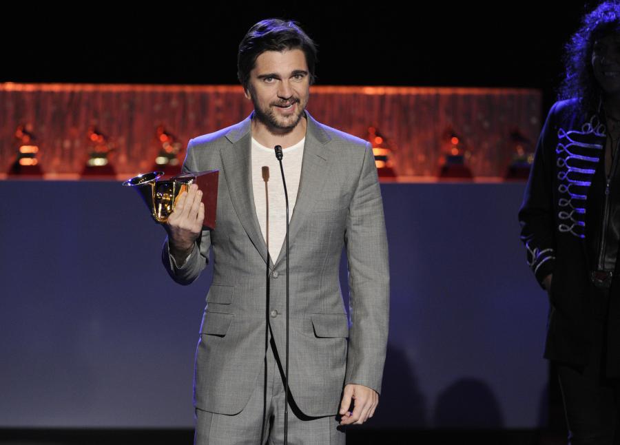 9. Juanes regresa a los Premios Grammy Latino para recibir el galardón a Mejor Álbum Pop Rock por ‘Loco de amor’. Ceremonia en el MGM Grand Garden Arena el jueves 20 de noviembre 2014, en Las Vegas. FOTO: AP.