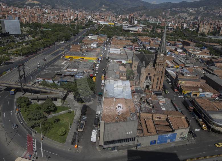 Los expertos en planeación urbana coinciden en señalar el corredor del río para la densificación que requiere la metrópoli y frenar la construcción en las laderas. FOTO donaldo zuluaga