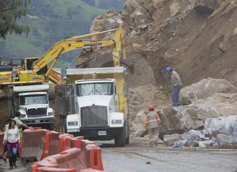 Ayer se removieron 5.500 metros cúbicos de material. En total se han recogido más de 44.500 metros cúbicos, entre tierra y rocas de grandes proporciones. FOTO manuel saldarriaga