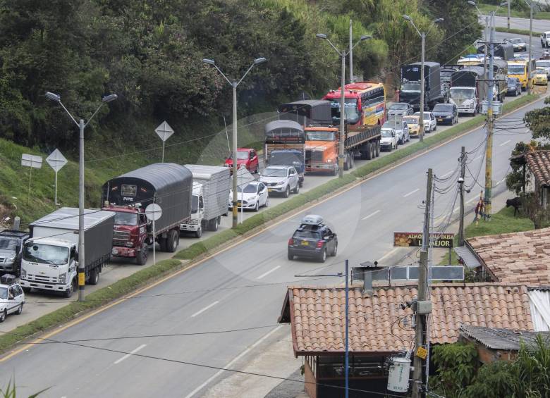 Filas de carros esperan el paso por el terraplén, por el cual no podían transitar muchos vehículos a la vez.
