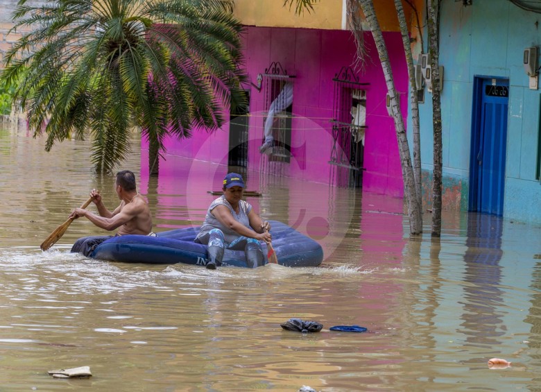 El corregimiento de Bolombolo (Venecia) lleva una semana inundado. Según autoridades locales son 180 las familias que han tenido que reubicar en albergues. FOTO Juan Antonio Sánchez.