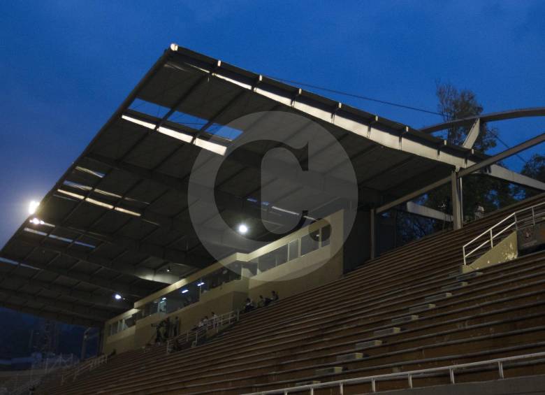 El pasado 30 de abril, el Polideportivo Sur de Envigado se destechó por un fuerte aguacero. FOTO Jaime Pérez Munévar