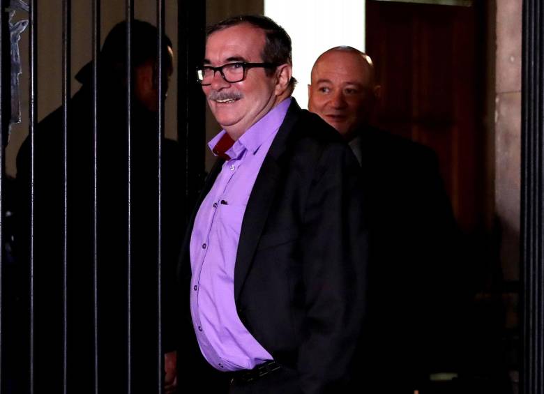  Los miembros del partido de las Farc Rodrigo Londoño y Carlos Antonio Lozada asisten a una reunión con el presidente Duque en el Palacio de Nariño. FOTO EFE