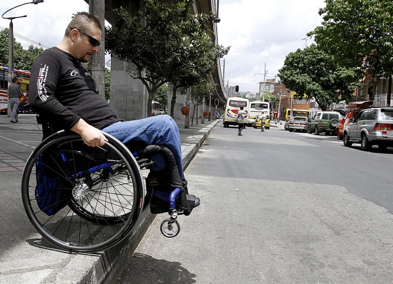 Muchos andenes de la ciudad no tienen rampas o desniveles para ayudar a los discapacitados. FOTO donaldo zuluaga