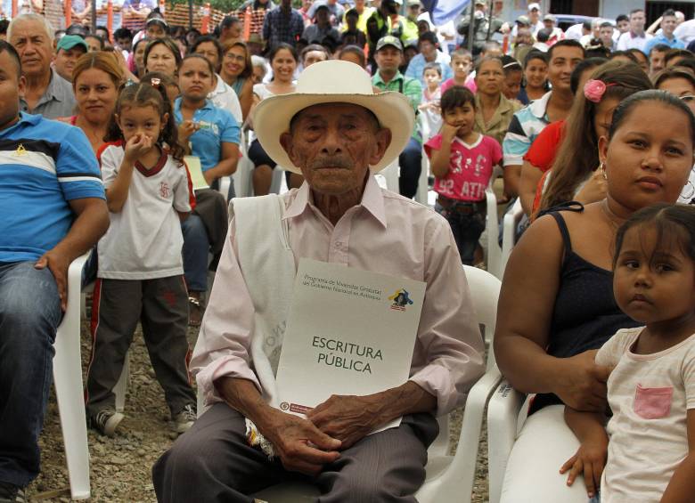 Entrega de viviendas en la urbanización La Copa, de Uramita, para familias pobres de la población. FOTO Donaldo Zuluaga