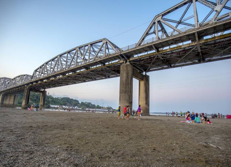 Arriba, el puente Monumental que comunica a Antioquia con Santander a la altura de Puerto Berrío. Y abajo, el puente La Paz que une Antioquia con Boyacá y es el segundo más largo del país. En ambos casos, se observa el río en sus condiciones normales de navegabilidad y en sus condiciones actuales de sequía . FOTOs juan antonio sánchez