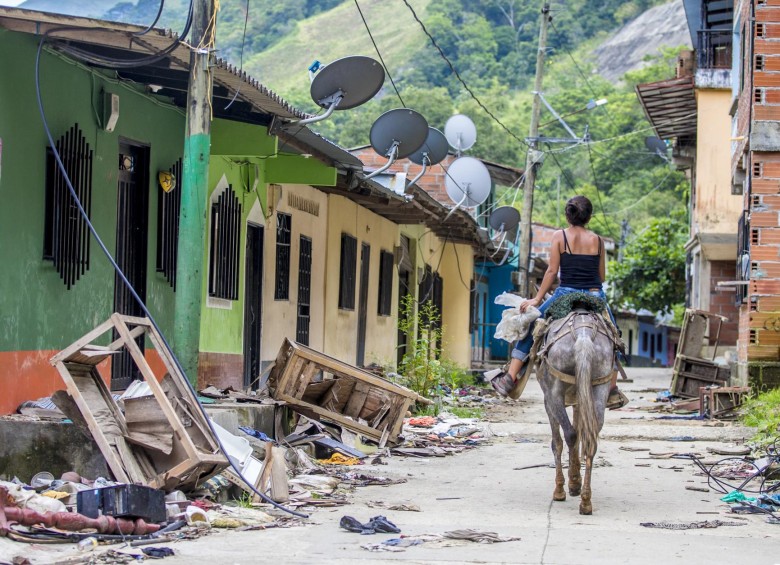 Así luce el barrio La Arrocera, en Puerto Valdivia, lleno de escombros y basura, producto de la creciente del Cauca y los saqueos a las viviendas evacuadas por la alerta roja. FOTO Juan antonio sánchez