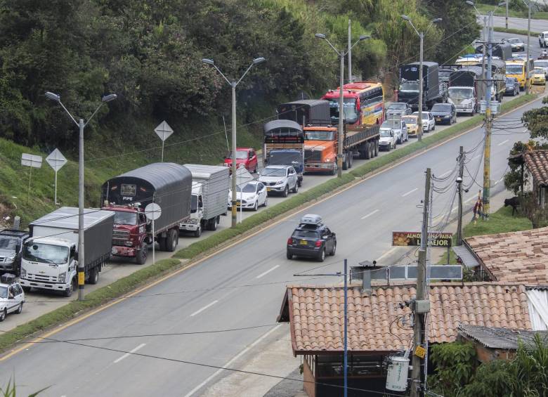 Este fue el embotellamiento que se armó en el primer día de apertura parcial de la autopista Medellín-Bogotá. FOTO Robinson Sáenz Vargas