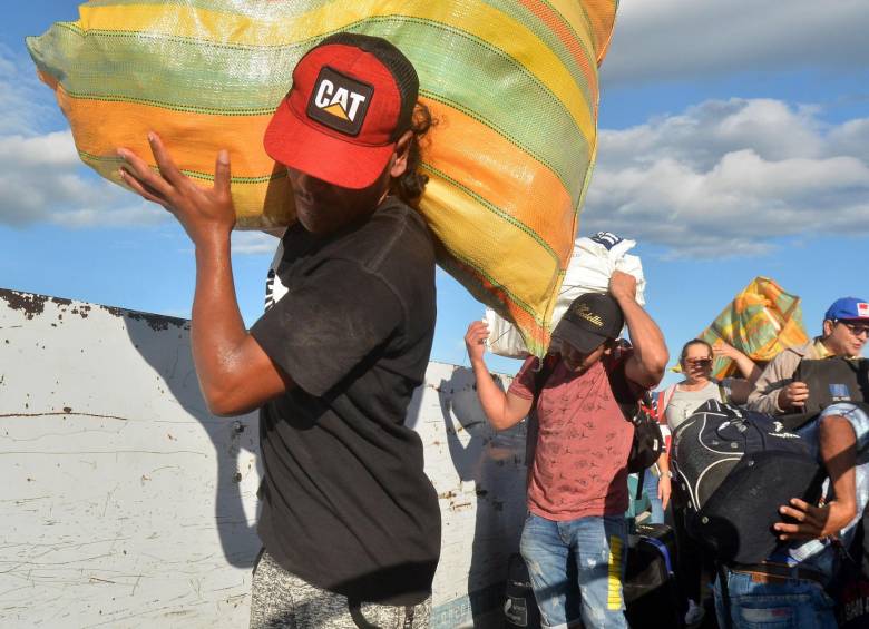 Este sábado miles de personas se amontonaron del lado venezolano del puente internacional Simón Bolívar. FOTO EFE