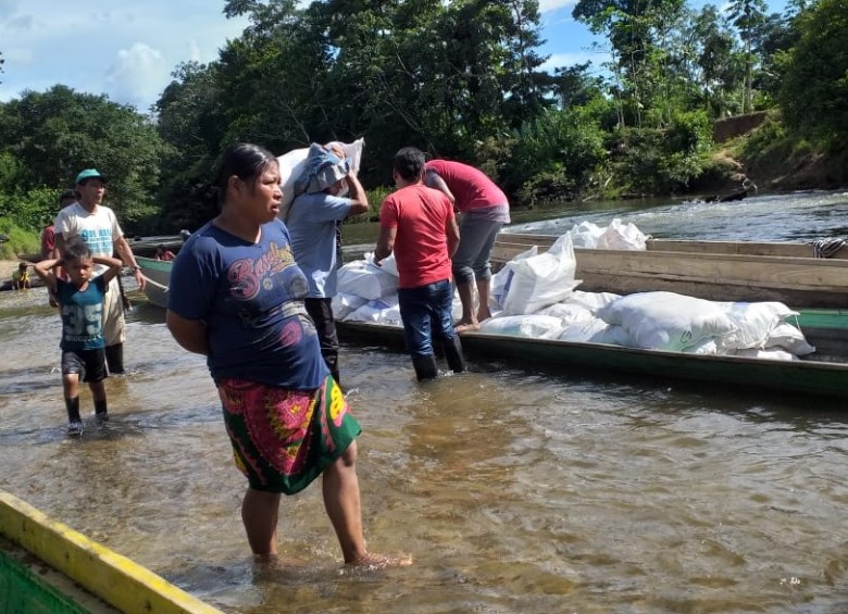 Las autoridades y los indígenas utilizaron helicópteros y canoas para llevar la asistencia humanitaria hasta los resguardos Chajeradó y Río Murindó. FOTO: cortesía Unidad de Víctimas.