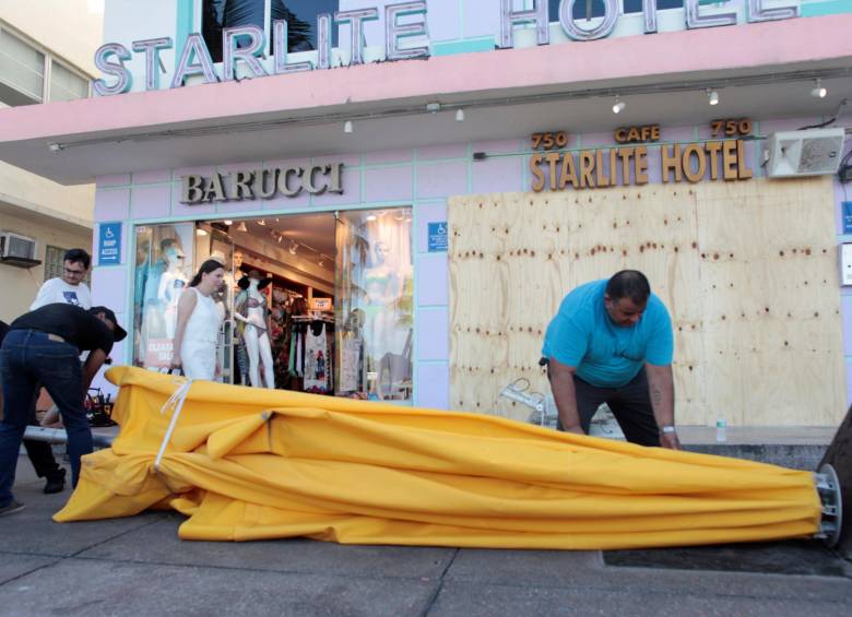En South Beach, Florida, quitaron las sombrillas de los locales comerciales. FOTO Reuters