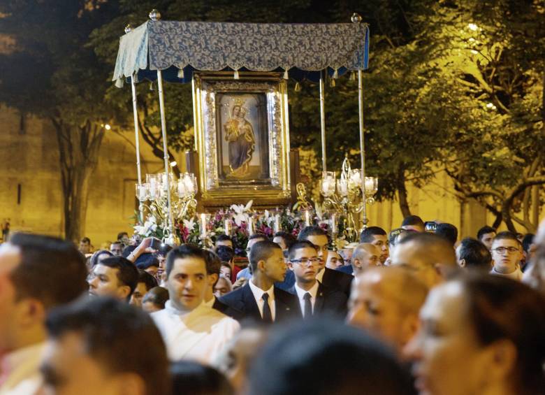 La Gerencia del Centro, la Alianza por el Centro y entidades artísticas respaldan las Fiestas. La Procesión de la Virgen, el jueves, abrió el certamen. Ilustración de Germán Suárez Escudero. FOTO Mario Valencia