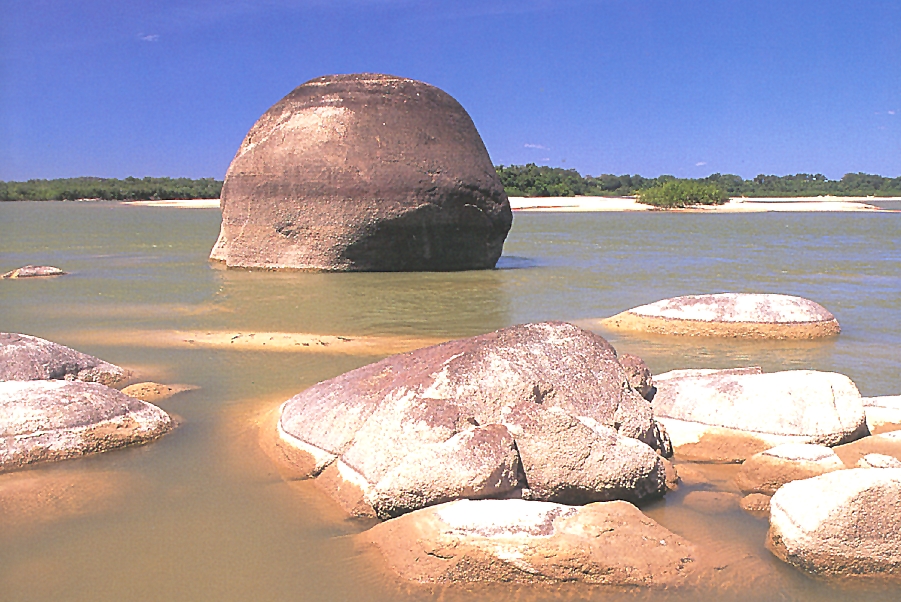Vichada: Desembocadura del río Tuparro en el Orinoco con sus piedras redondeadas por el agua y el tiempo. FOTO Henry Agudelo