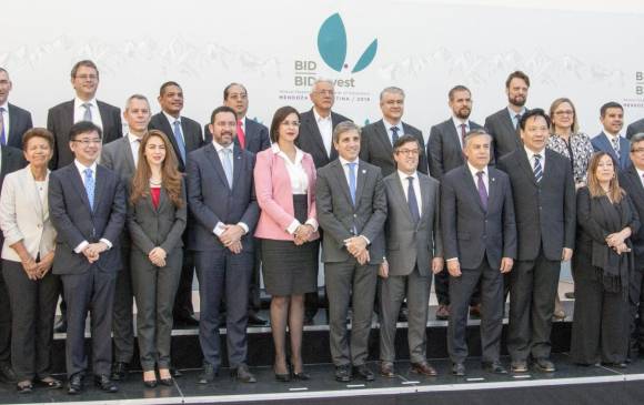 Foto de grupo de la última jornada de la asamblea anual del BID ayer en Mendoza (Argentina). FOTO AGENCIA EFE