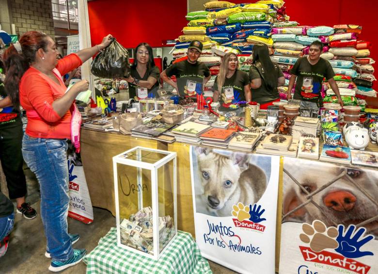 La Donatón fue tan exitosa, que la montaña de cuidos del fondo fue creciendo con el paso de las horas. FOTO Juan A. Sánchez.