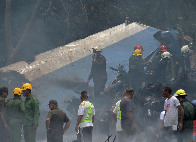 Cuerpos de emergencia atienden el accidente de este viernes en Cuba. FOTO AFP