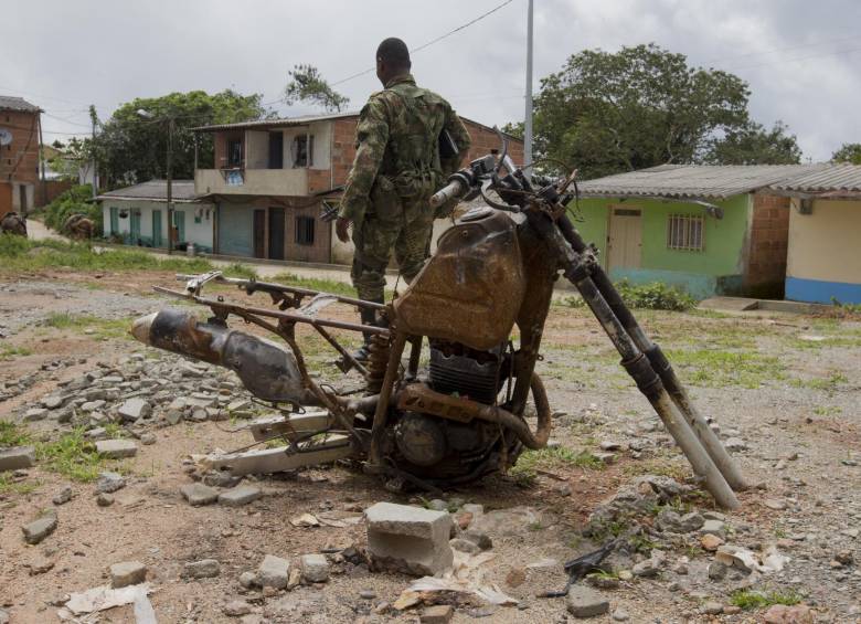 En el corregimiento Las Auras, un grupo armado incineró esta moto hace varias semanas, pero el dueño no se ha atrevido a aparecer. En la zona, la banda “los Urabeños” retomó la influencia histórica del bloque Mineros de las Auc, desde 1998. FOTO DONALDO ZULUAGA.