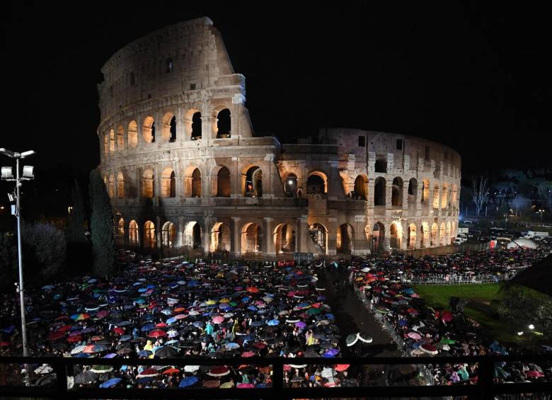 La noticia que publicamos corresponde a una obra de teatro sobre La Pasión de Cristo, en Brasil. Esta foto capta un momento del Viacrucis en Roma, Italia. Foto Efe.