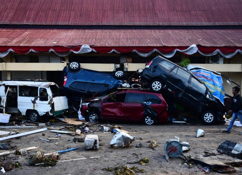 Los autos quedaron apilados tras los desastres naturales. FOTO EFE