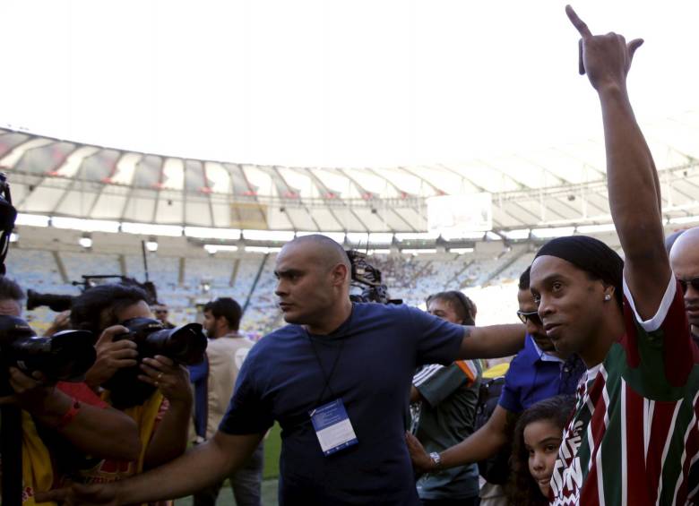 El brasileño Ronaldinho Gaúcho fue presentado este domingo oficialmente como nuevo jugador del Fluminense en un estadio Maracaná repleto. FOTO REUTERS