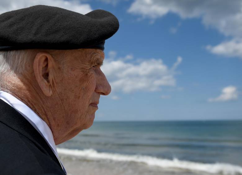 Veterano canadiense vuelve a la playa donde luchó en 1944, durante los actos conmemorativos del Desembarco de Normandía. FOTO: AFP