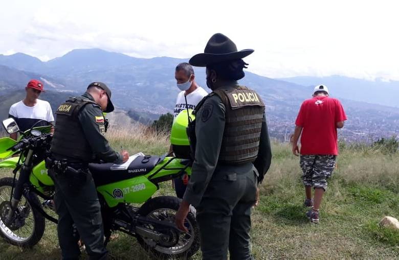 La Policía ya impuso los primeros comparendos a personas que, en el cerro las Tres Cruces (Belén) no acataron la restricción el fin de semana. FOTO CORTESÍA