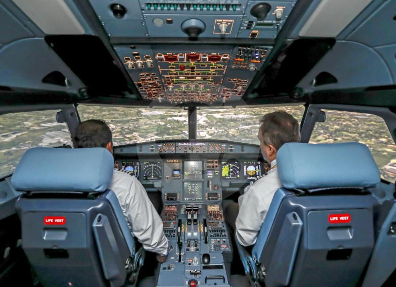 Así luce la cabina de mando del simulador Airbus 320 de Viva Air en su centro de entrenamiento en Rionegro. Esta semana Avianca también inauguró su propio centro en Bogotá. FOTO Jaime Pérez