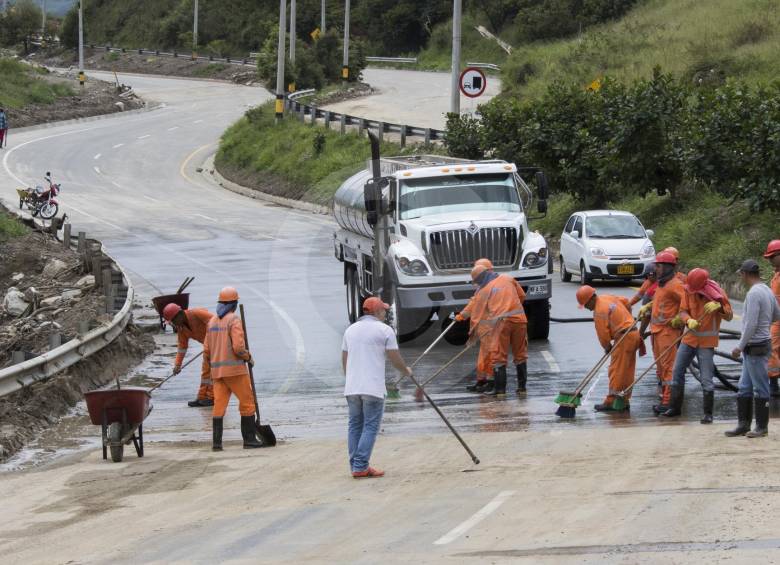 Por la creciente de la quebrada el Bebedero, gran cantidad de arena, lodo y matas de café obstruyó la doble calzada Hatillo- Barbosa. Luego de los trabajos fue habilitada. róbinson sáenz