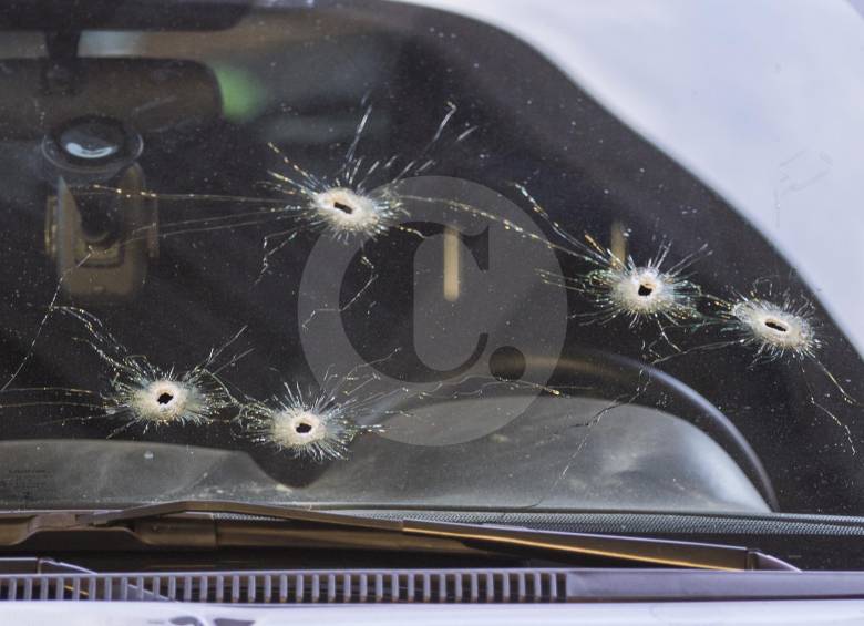 Así quedó la camioneta del comerciante que fue atacado a bala en la 33. FOTO RÓBINSON SAÉNZ