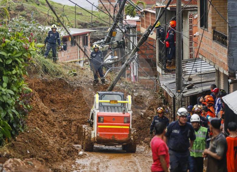 Trescientos metros de la vía Medellín - Bogotá quedaron tapados por tierra. Tres días tardaría la reapertura. FOTO Esteban Vanegas