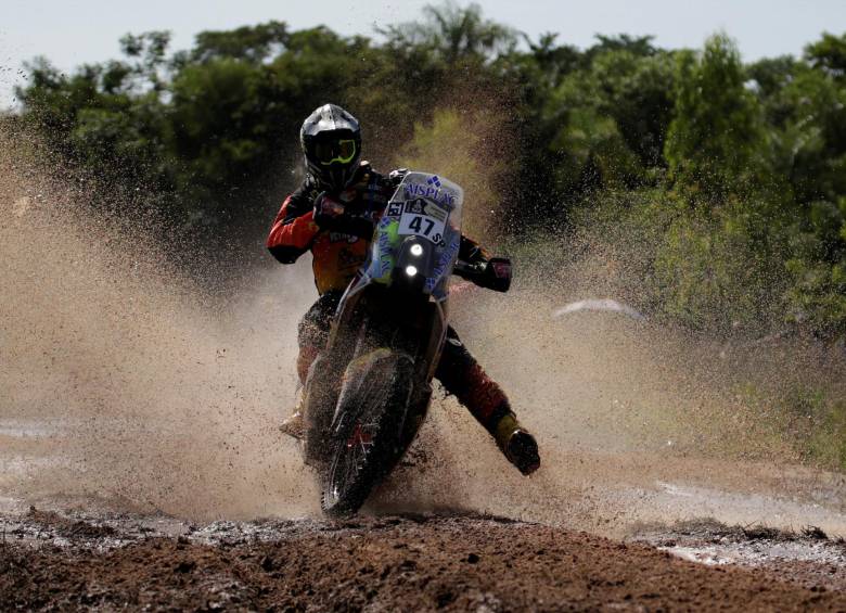 Loic Minaudier, piloto francés de motociclismo, durante la etapa de ayer del Dakar que llevó a la caravana a Bolivia. FOTO AP