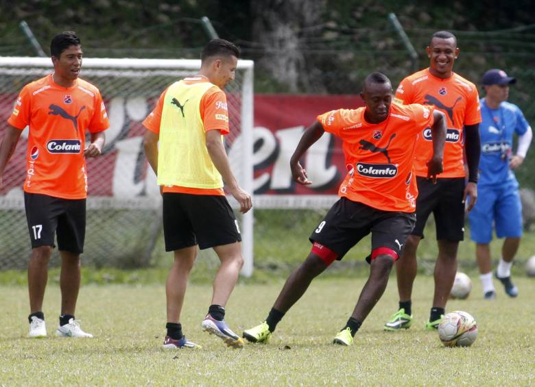 Juan Fernando Caicedo (9) y Ángello Rodríguez, observados por Goma Hernández (izq.), son la esperanza del gol en el Medellín para recibir el sábado al Tolima. FOTO manuel saldarriaga