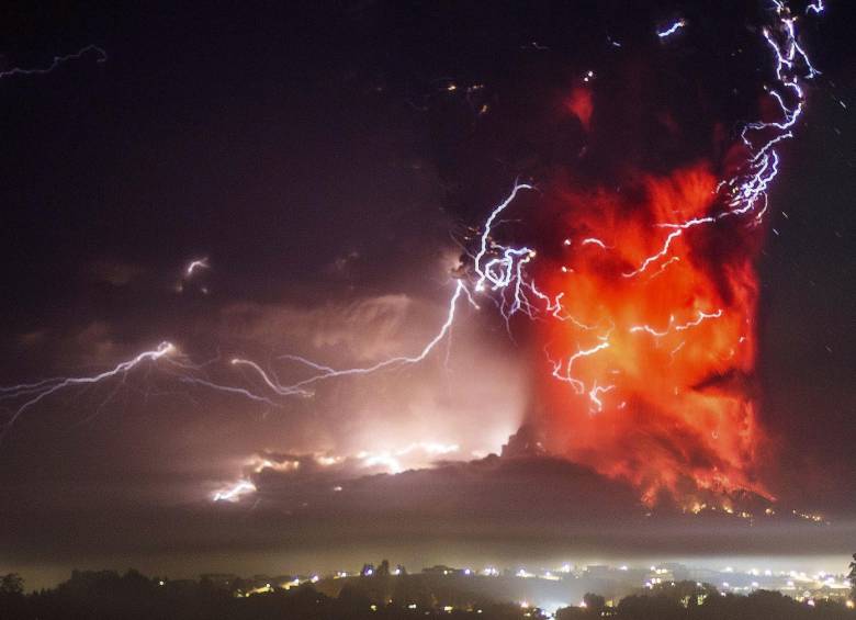 Tras las erupción en la tarde de este miércoles se ha presentado más actividad en el volcán. FOTO AP. 