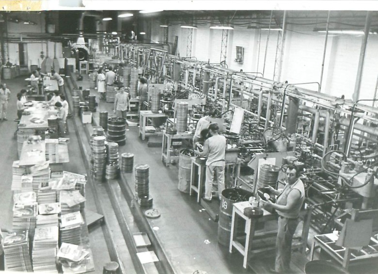 Detalle de la factoría de discos en 1964, en la sede de Guayabal. Foto: Archivo
