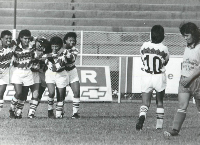 Festejo de las jugadoras antioqueñas durante los primeros campeonatos que organizó la Difútbol. 