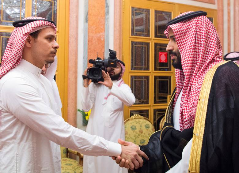 Foto oficial del encuentro entre el hijo de Khashoggi y el principe heredero saudí, Mohamed bin Salman. FOTO REUTERS