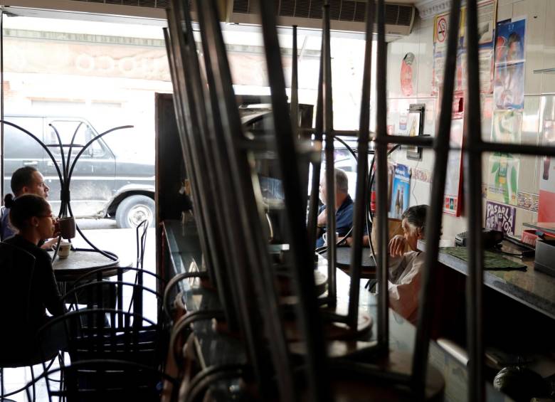 Tras la suspensión oficial de actividades laborales, los locales comerciales cerraron sus puertas. FOTO Reuters.