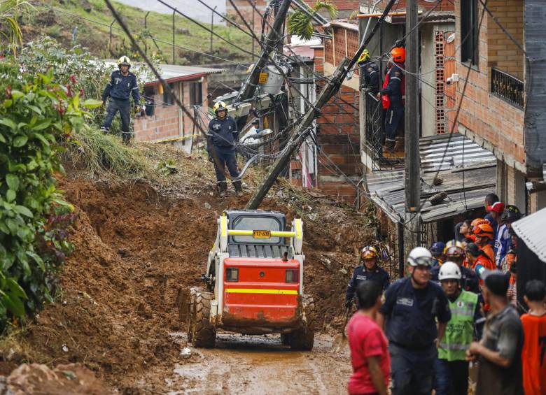 Trescientos metros de la vía Medellín - Bogotá quedaron tapados por tierra. Tres días tardaría la reapertura. FOTO Esteban Vanegas